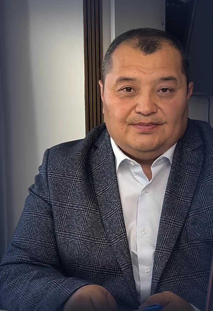Адвокат Ахметжанов Асхат Канатович за рабочим столом в кабинете, Астана